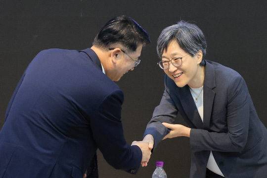 장상윤 대통령실 사회수석비서관과 강희경 서울의대·병원 교수 비대위원장이 10일 오후 서울 종로구 서울대 의대 융합관 박희택홀에서 열린 '의료개혁, 어디로 가는가' 토론회를 마친 뒤 악수하고 있다.<연합뉴스>